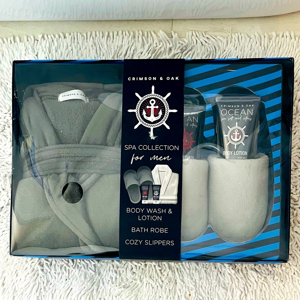 BNIB Men’s Bathrobe/Slippers Spa Gift Set